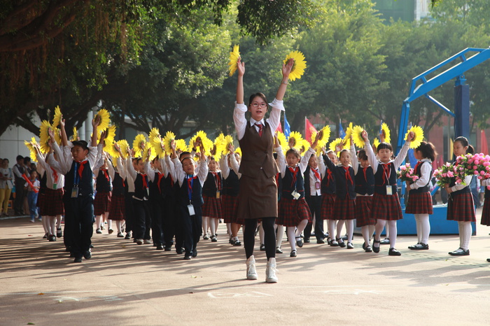 02、圖為小學實驗部三（2）班的同學入場