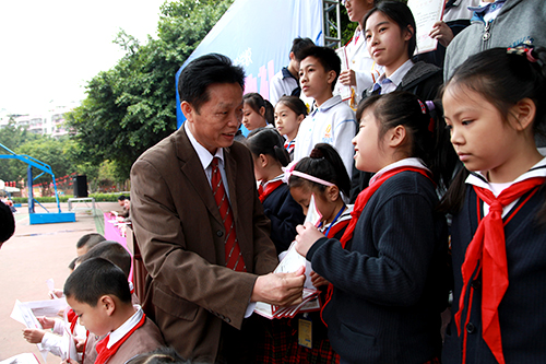 07、圖為開學(xué)典禮上戴桓標(biāo)校長為學(xué)生頒發(fā)&rdquo;遠(yuǎn)恒佳獎(jiǎng)學(xué)金&ldquo;