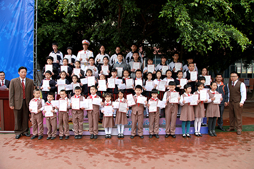 08、圖為開學(xué)典禮部分獲得&rdquo;遠(yuǎn)恒佳獎(jiǎng)學(xué)金&ldquo;的同學(xué)合影