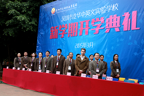 02、圖為開學(xué)典禮升國旗時(shí)學(xué)校干部行注目禮