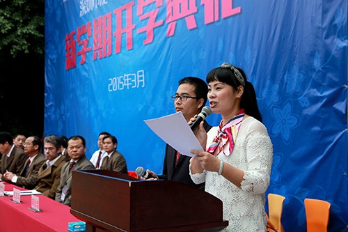 04、圖為開學(xué)典禮時(shí)胡化忠、祝啟鳳主任進(jìn)行活動(dòng)主持