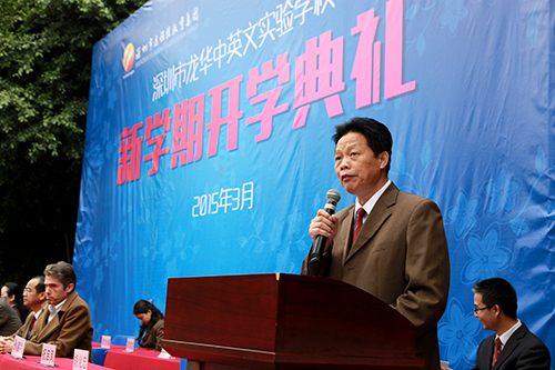 09、圖為開學(xué)典禮上戴桓標(biāo)校長提出新學(xué)期的新目標(biāo)