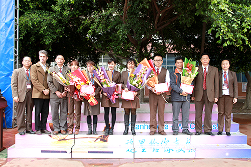 06、圖為開學(xué)典禮時(shí)學(xué)校頒獎(jiǎng)?lì)I(lǐng)導(dǎo)與優(yōu)秀教職工合影