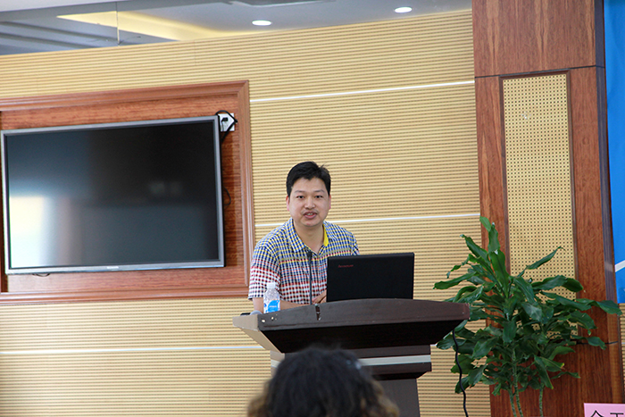 圖為新區教研員殷木森老師作小班化教學觀摩課點評