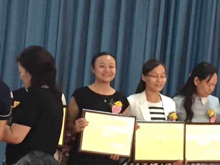 圖為公明二幼李晶園長參加授牌儀式現場