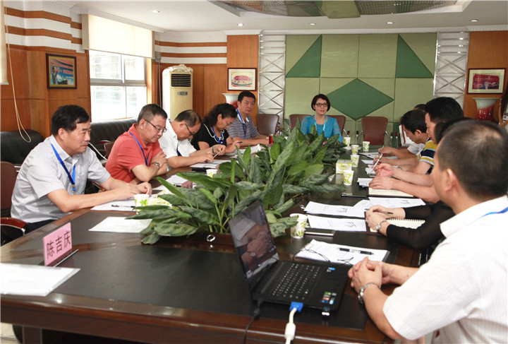 01.圖為龍華新區(qū)巴東文老師主持&ldquo;特色教學實驗&rdquo;調(diào)研匯報會