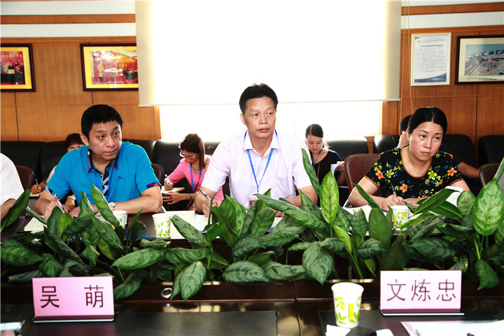 06.圖為學校戴桓標校長（中）、王開利副校長（左）、集團程琳娜主任（右）參加調(diào)研情況反饋會