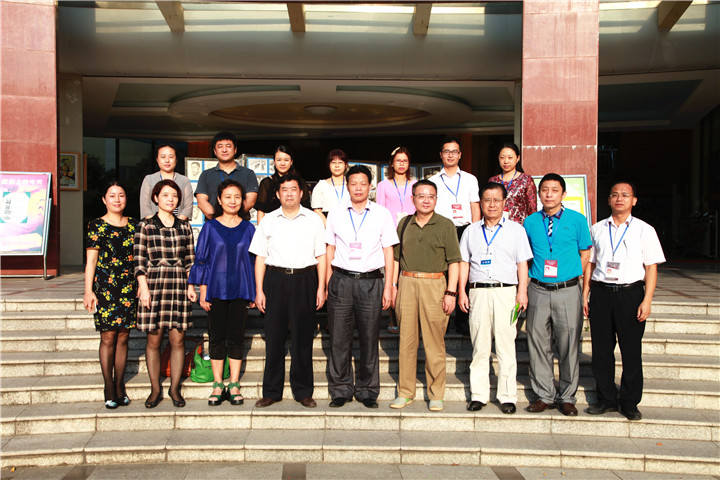 07.圖為深圳市&ldquo;特色教學實驗&rdquo;調(diào)研專家組與學校干部合影