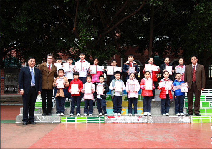 開學典禮圖片05：圖為學校領導為獲得&ldquo;遠恒佳獎學金&rdquo;的同學頒獎