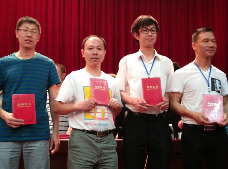 03.圖為劉翔飛老師代表學生領獎