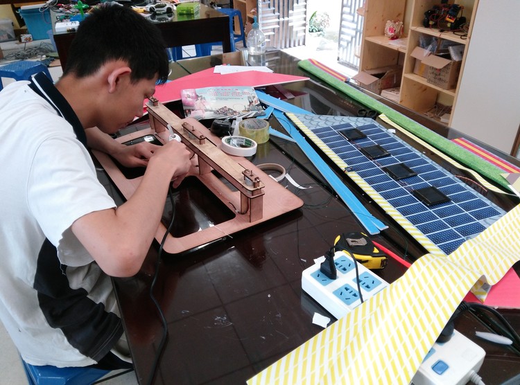 05.圖為創客室的同學們進行項目制作情景