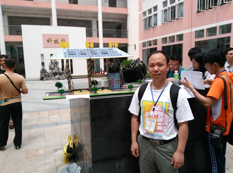 07.圖為同學們與創客作品留影