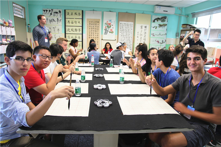 練習書法，感受中華文化