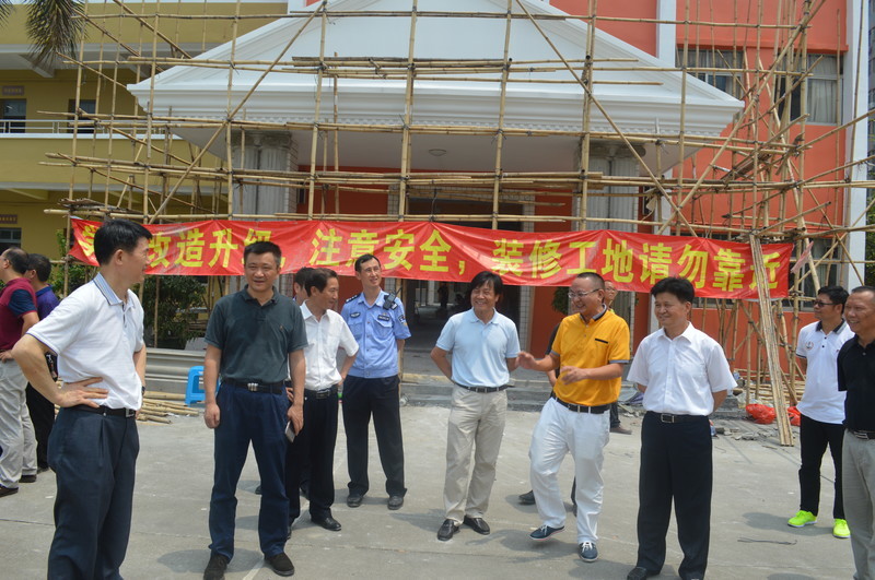 區(qū)、街道、居委會領(lǐng)導到標尚學校指導防卸4號臺風工作