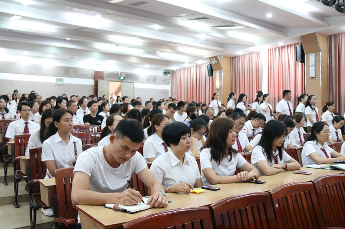 獎教獎先，傳承創(chuàng)新，建設(shè)優(yōu)質(zhì)、高端、多元的現(xiàn)代化特色學(xué)校 ——學(xué)校召開2019秋季學(xué)期全體教職工大會