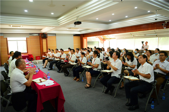 表彰先進(jìn)樹(shù)榜樣  專(zhuān)題教育促成長(zhǎng)