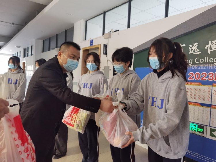 心系留校學(xué)生,情暖長壽湖畔——區(qū)教委領(lǐng)導(dǎo)慰問我校疫情期間周末留校學(xué)生 心系留校學(xué)生,情暖長壽湖畔——區(qū)教委領(lǐng)導(dǎo)慰問我校疫情期間周末留校學(xué)生